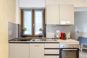 Réfrigérateur, four, plaque de cuisson, cafetière/bouilloire