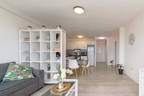 Interior - The Heights (Los Cristianos)