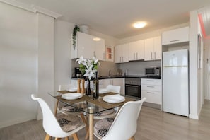 Fridge, microwave, oven, coffee/tea maker - The Heights (Los Cristianos)