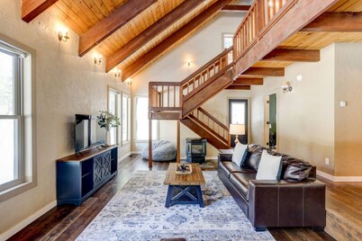 Fantastic Forested Escape, *Pet Friendly*, Open Layout, Fireplace, Huge Deck, 3 Miles to Sisters