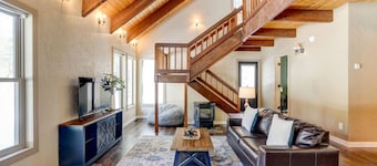 Fantastic Forested Escape, *Pet Friendly*, Open Layout, Fireplace, Huge Deck, 3 Miles to Sisters