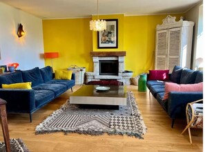 Smart-TV, Kamin, Stereoanlage, Drucker