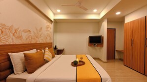 Premier Room | Desk, free WiFi, individually decorated - KANCHAN TILAK (Indore)