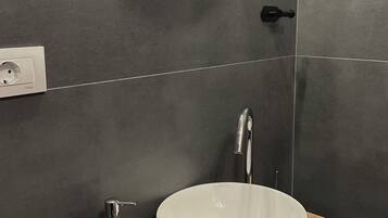 Doccia, asciugacapelli, asciugamani, sapone