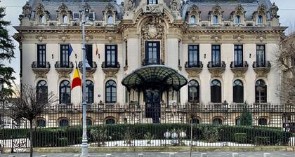 SUNSHINE - New & Quiet 1BR Apt, Business area, near Airport, Highway A3, Subway