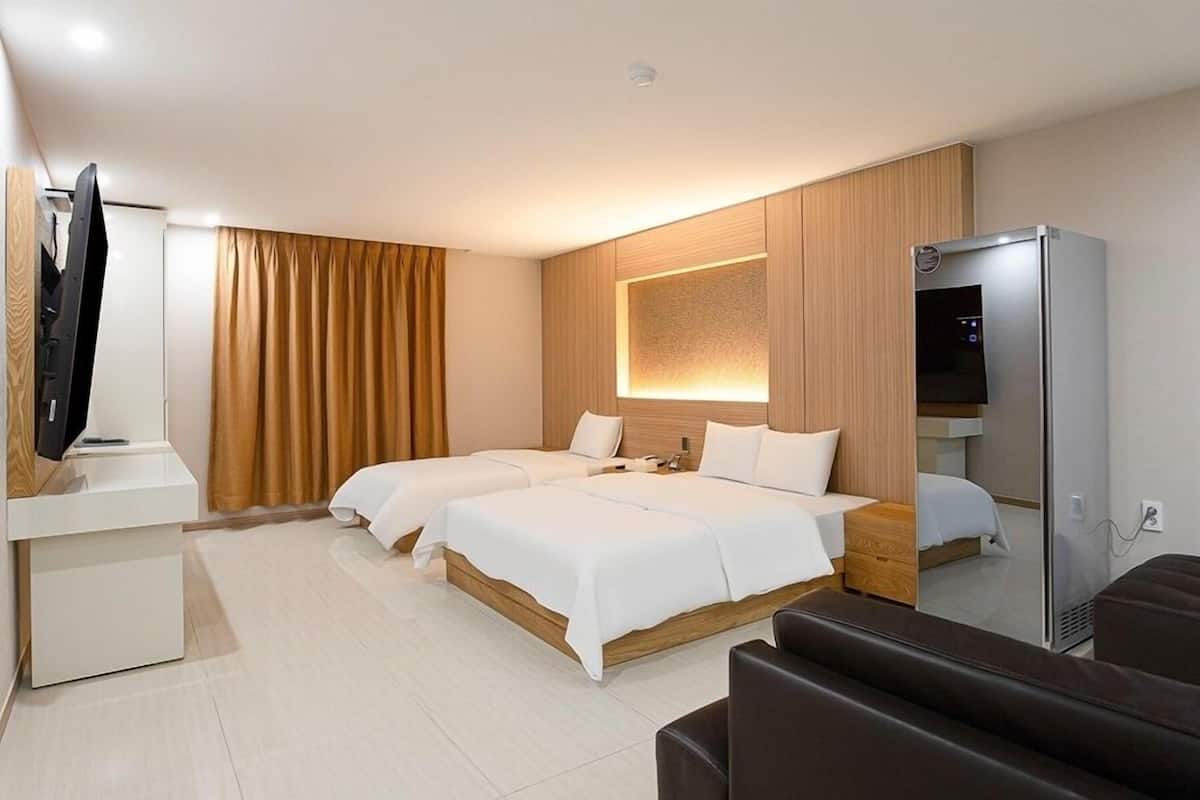 Suite | Free WiFi, individually decorated, individually furnished, bed sheets