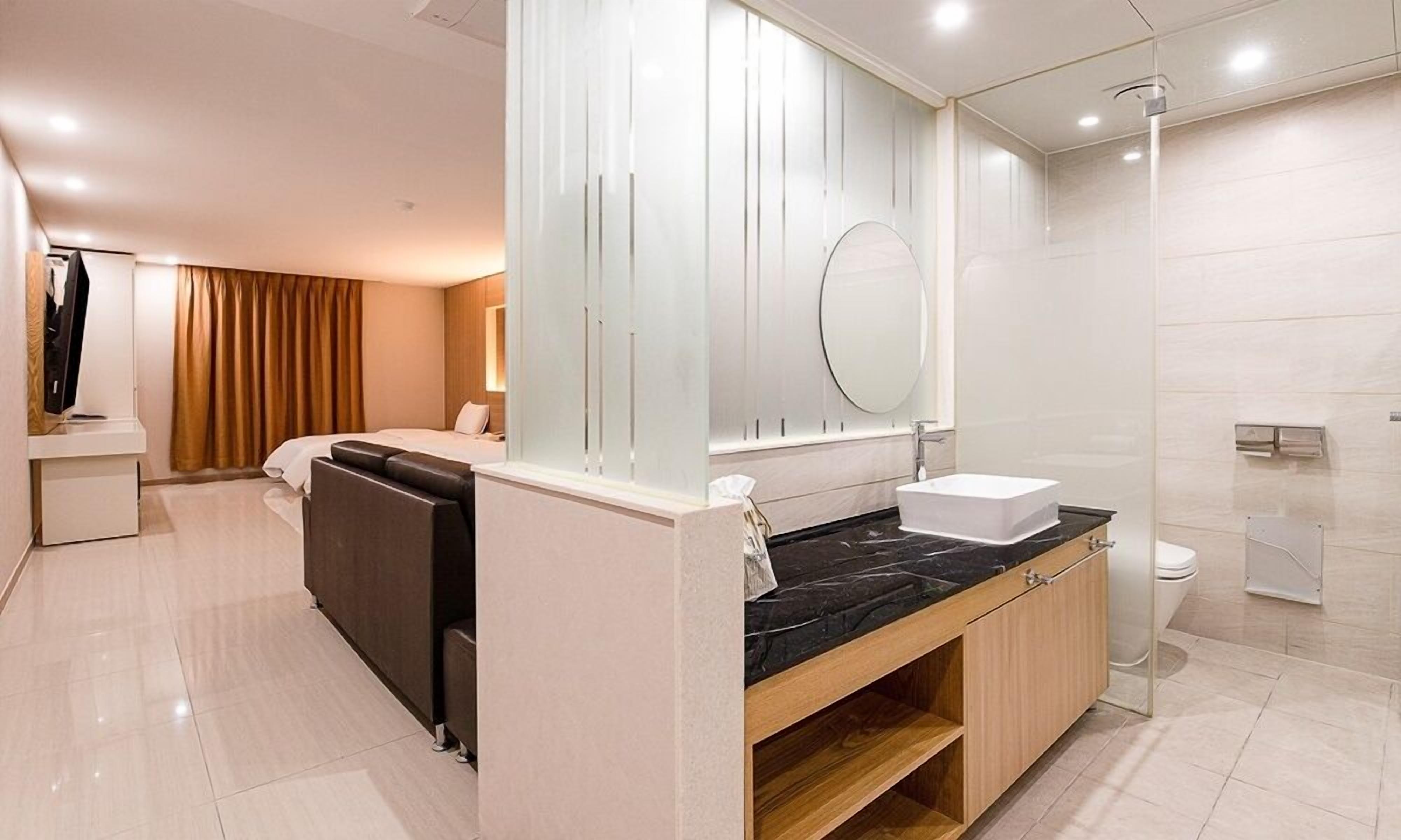 Suite | Individually decorated, individually furnished, free WiFi, bed sheets