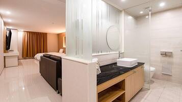 Suite | Individually decorated, individually furnished, free WiFi, bed sheets