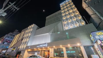 Vista frontal de la propiedad