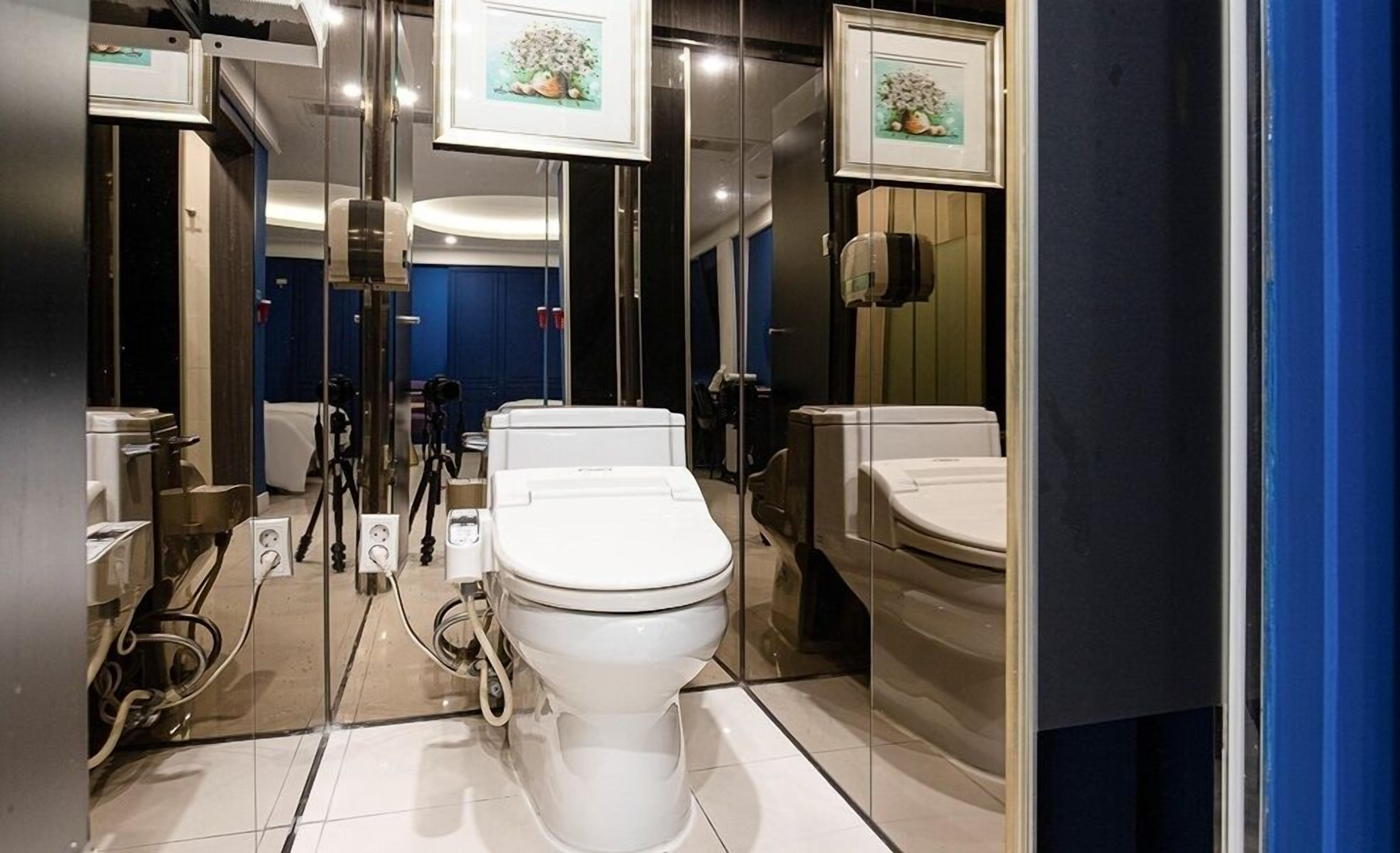 Deluxe Twin Room | Bathroom | Free toiletries, hair dryer, bathrobes, slippers