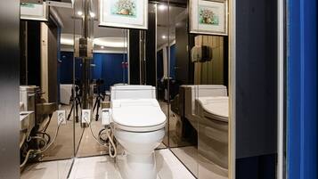 Quarto casal luxo | Banheiro | Produtos de toalete grátis, secador de cabelo, roupões de banho