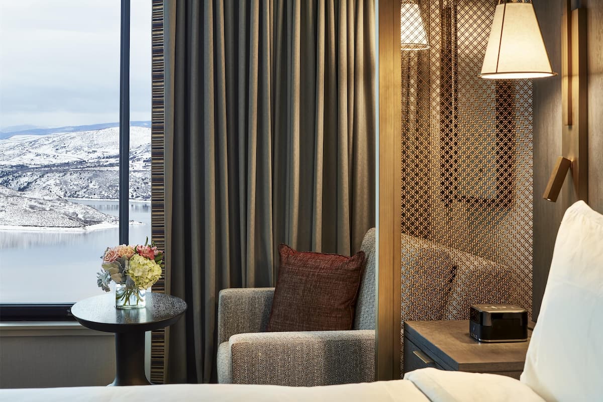 Allergiatestatut vuodevaatteet, tallelokero huoneessa, työpöytä