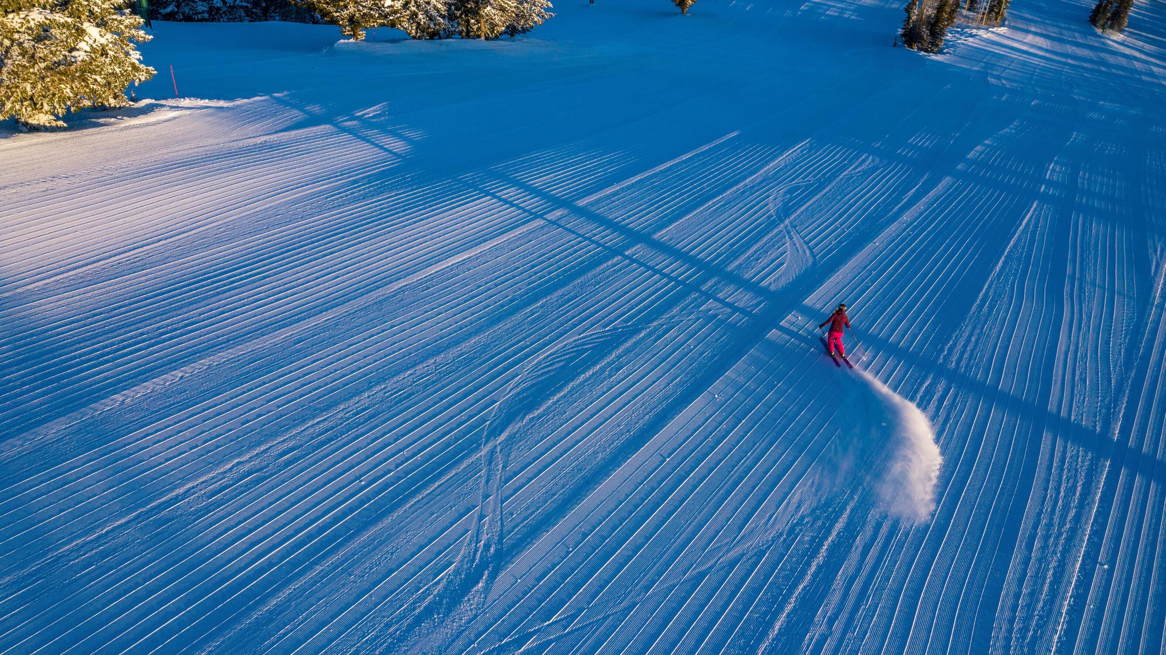 Un paysage enneigé avec une personne qui fait du ski.