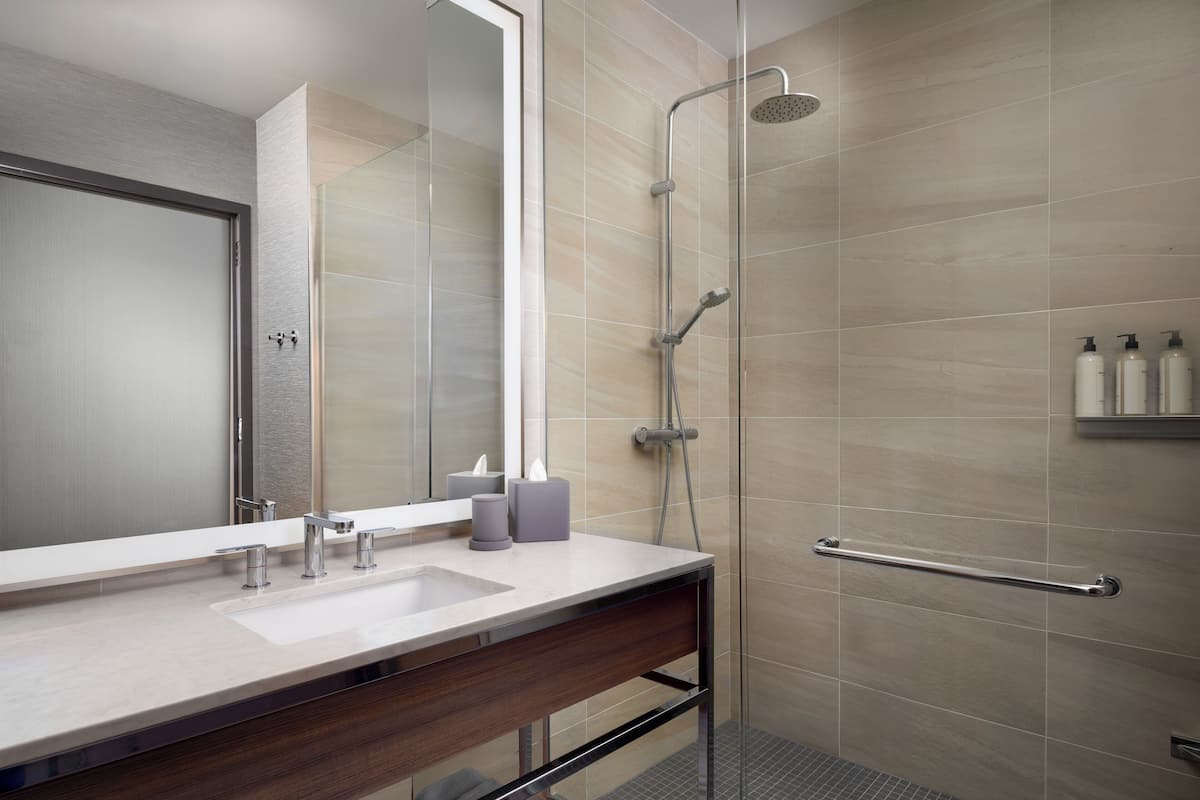 Sviitti (Hospitality) | Kylpyhuone | Designer-hygieniatuotteet, hiustenkuivaaja, kylpytakit, tohvelit