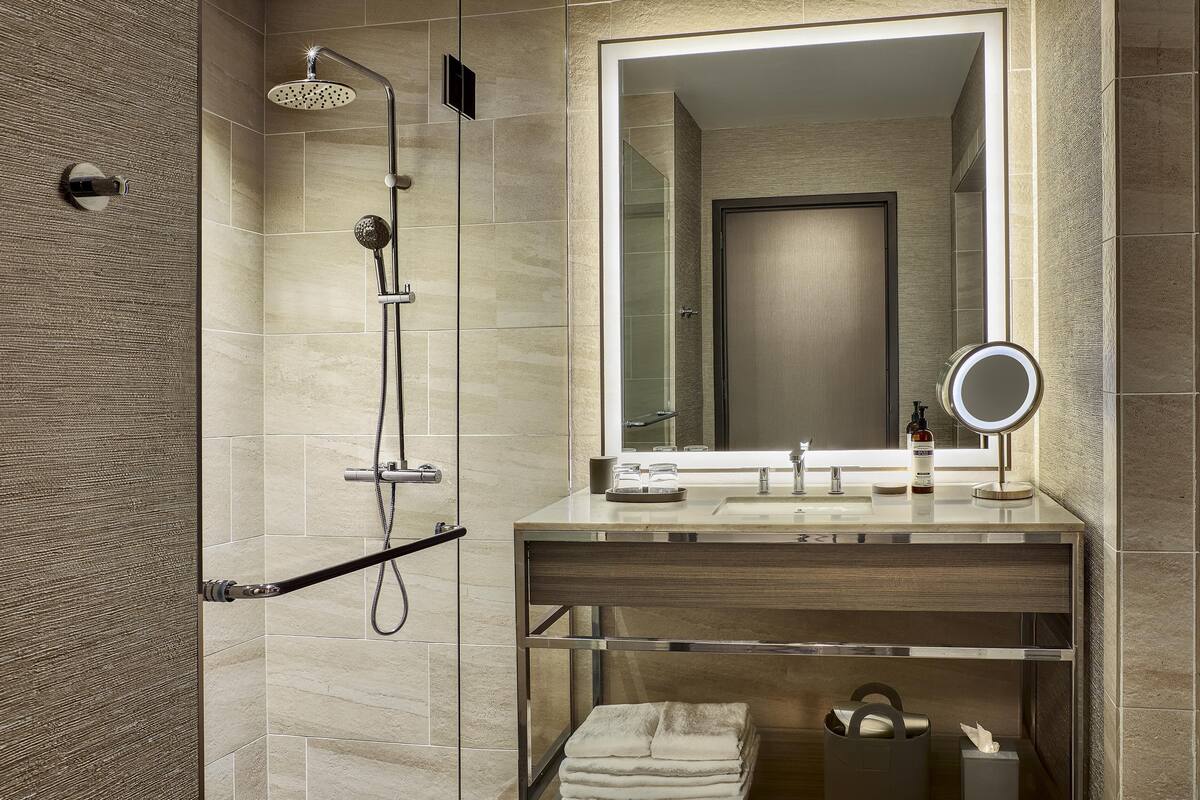 Designertoalettartikler, hårføner, badekåper og tøfler