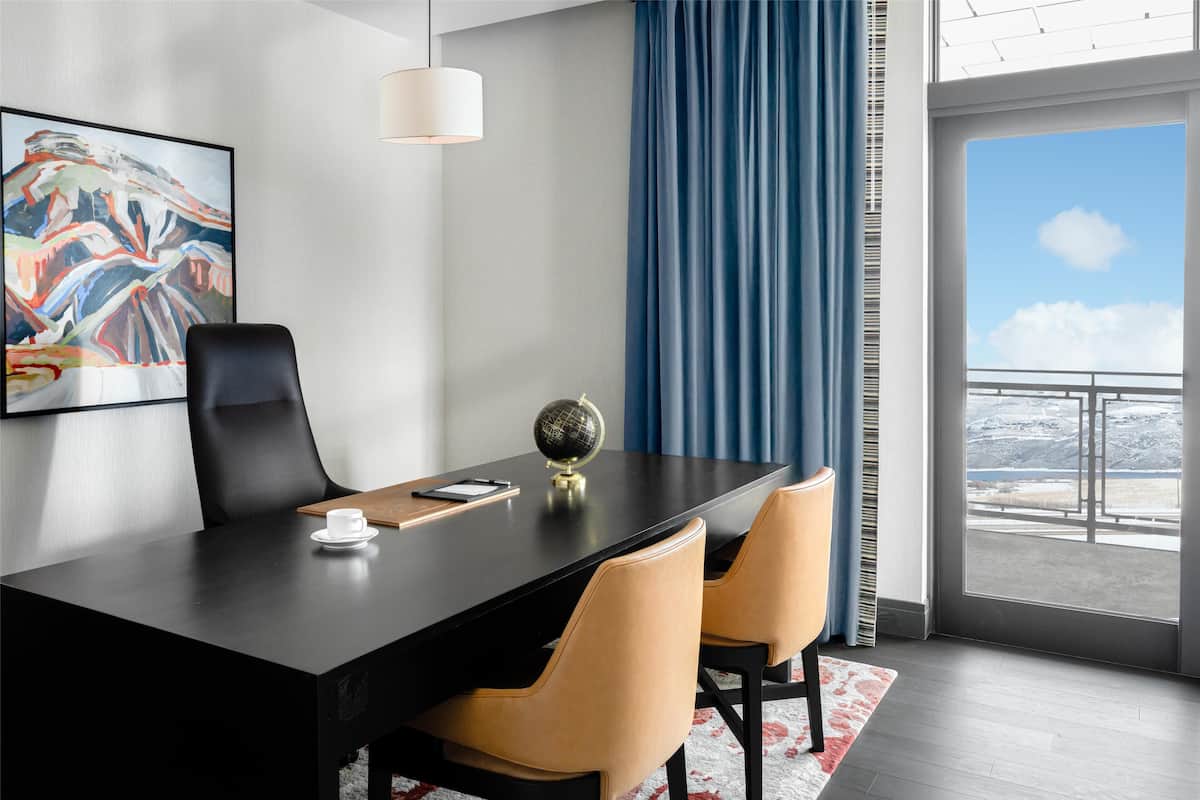 Presidential-sviitti | Allergiatestatut vuodevaatteet, tallelokero huoneessa, työpöytä