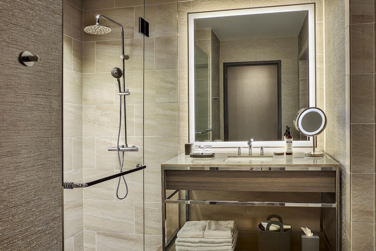 Designer-hygieniatuotteet, hiustenkuivaaja, kylpytakit, tohvelit