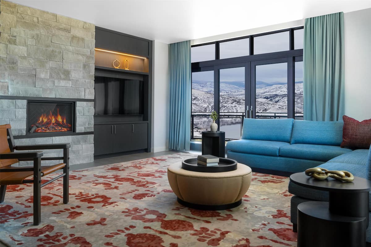 Allergiatestatut vuodevaatteet, tallelokero huoneessa, työpöytä