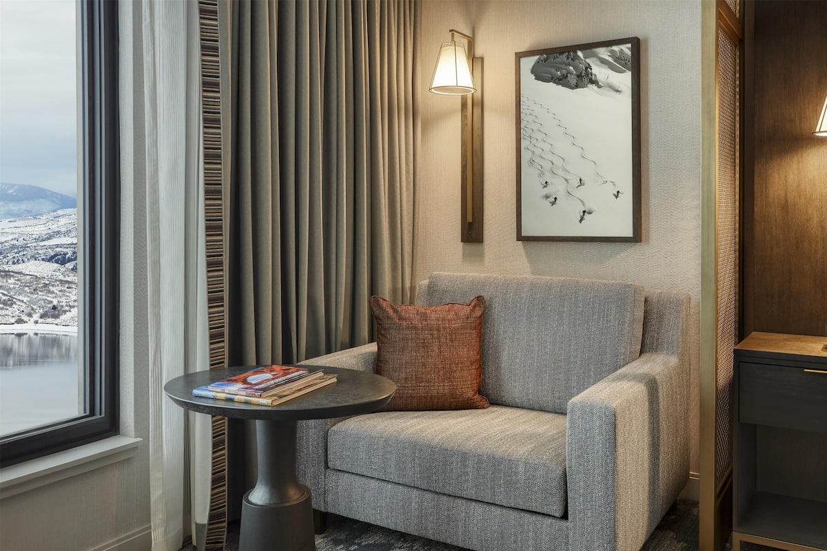 Allergiatestatut vuodevaatteet, tallelokero huoneessa, työpöytä