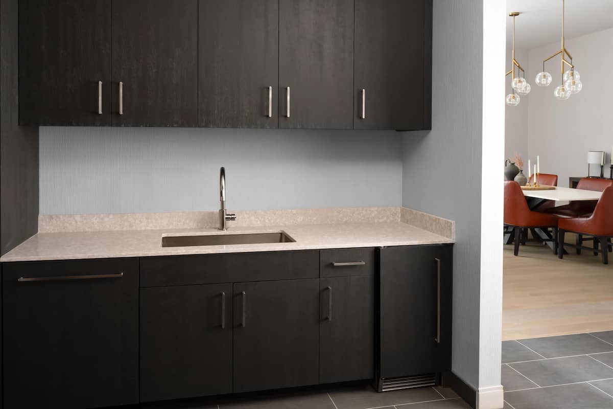 Sviitti (Hospitality) | Allergiatestatut vuodevaatteet, tallelokero huoneessa, työpöytä