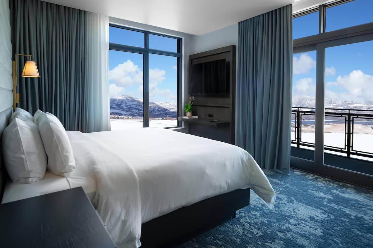 Allergiatestatut vuodevaatteet, tallelokero huoneessa, työpöytä