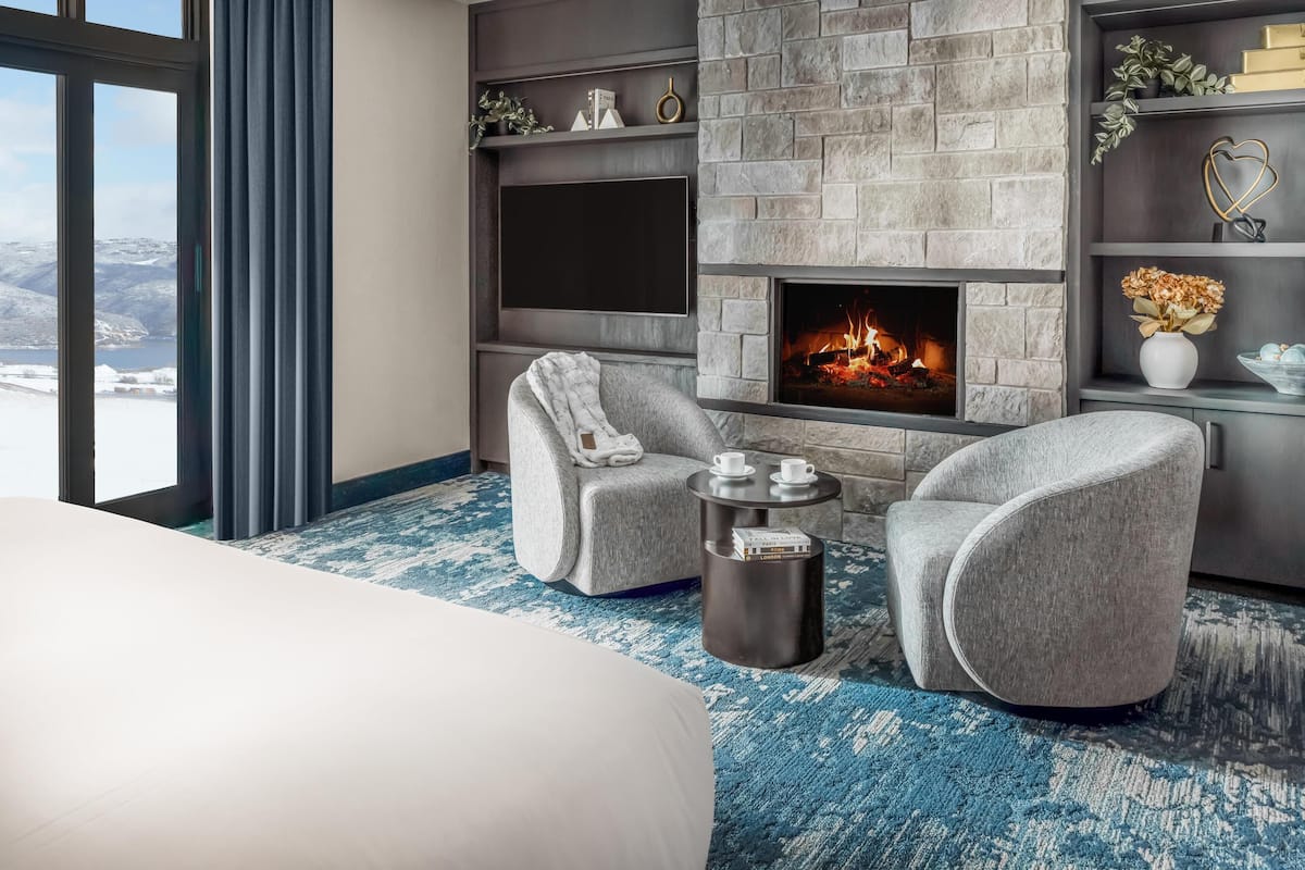 Presidential-sviitti | Allergiatestatut vuodevaatteet, tallelokero huoneessa, työpöytä