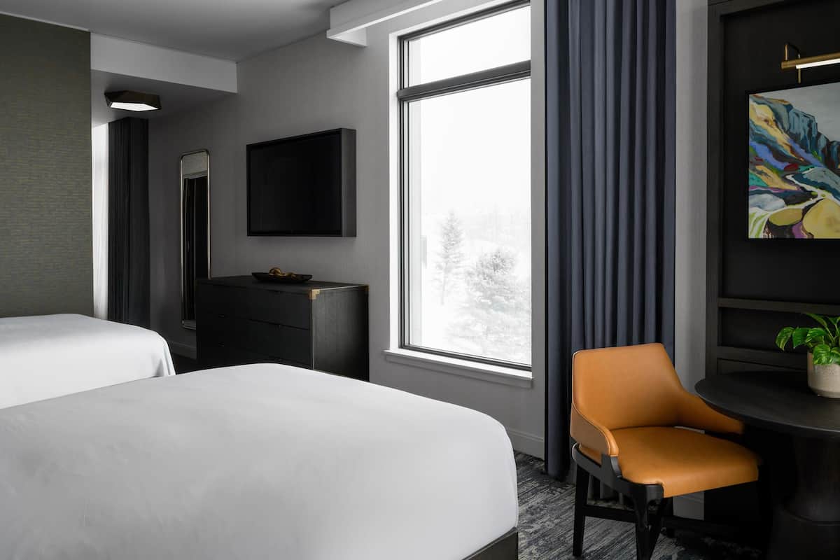 Huone, 2 parisänkyä, kulmassa | Allergiatestatut vuodevaatteet, tallelokero huoneessa, työpöytä