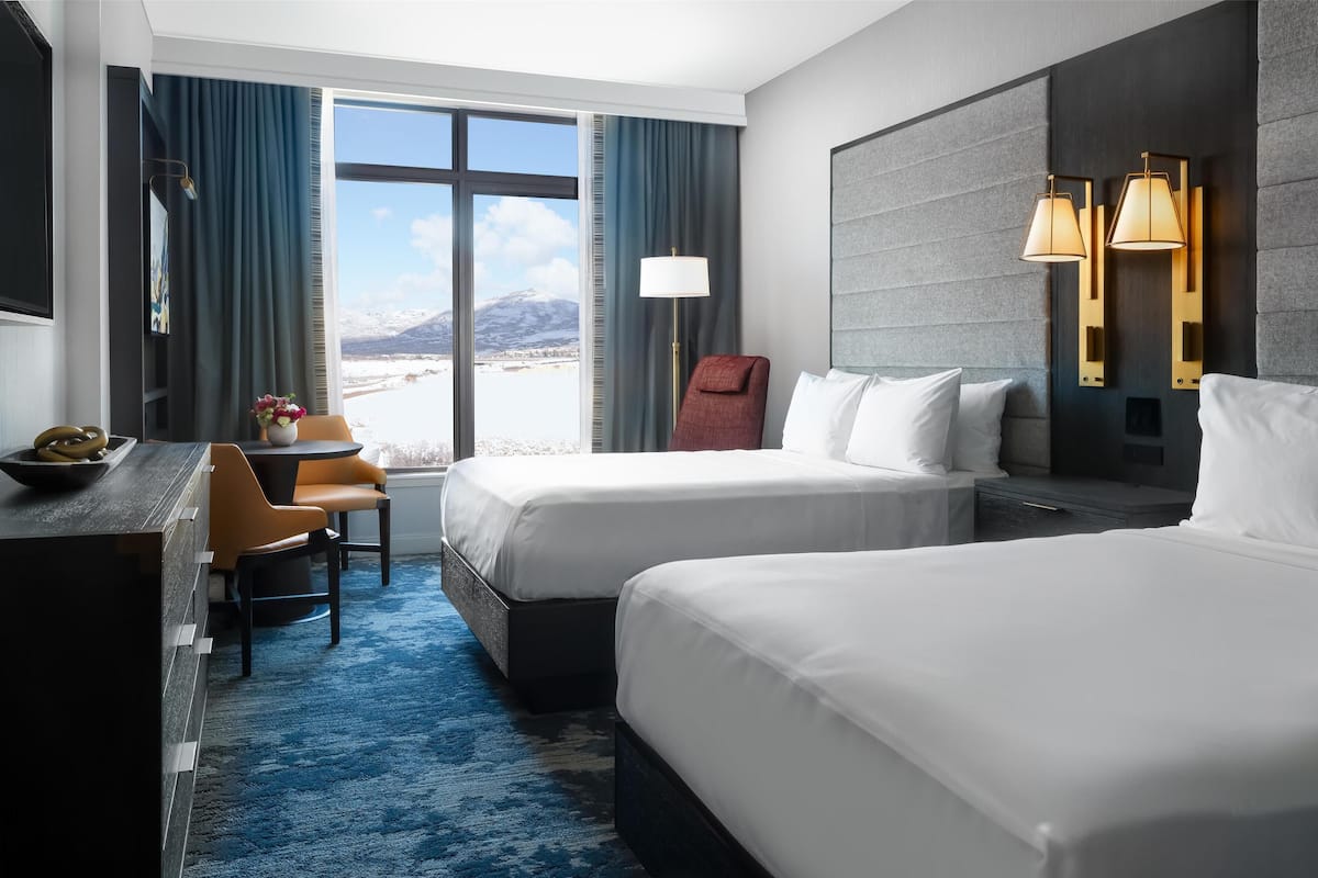 Allergiatestatut vuodevaatteet, tallelokero huoneessa, työpöytä