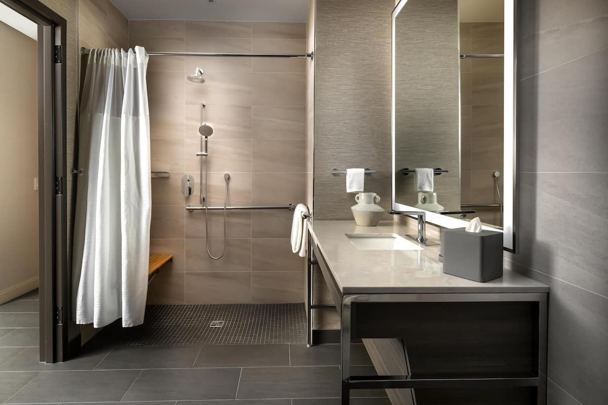 Designer-hygieniatuotteet, hiustenkuivaaja, kylpytakit, tohvelit