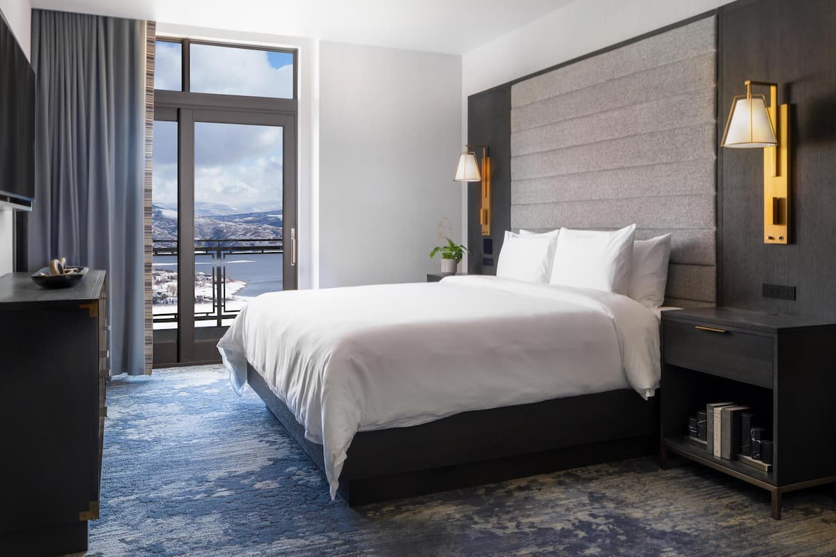 Allergiatestatut vuodevaatteet, tallelokero huoneessa, työpöytä