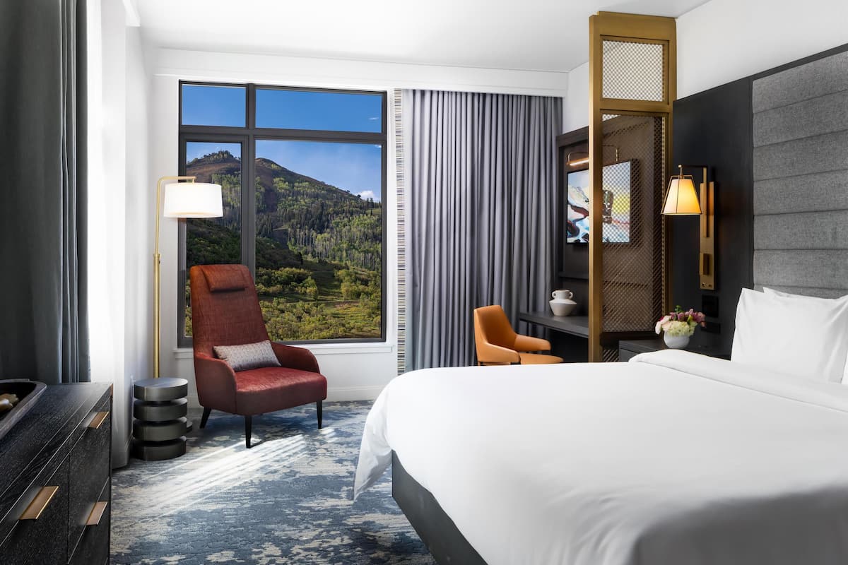 Huone, 1 suuri parisänky, kulmassa | Allergiatestatut vuodevaatteet, tallelokero huoneessa, työpöytä