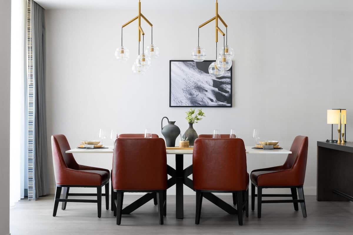 Allergiatestatut vuodevaatteet, tallelokero huoneessa, työpöytä