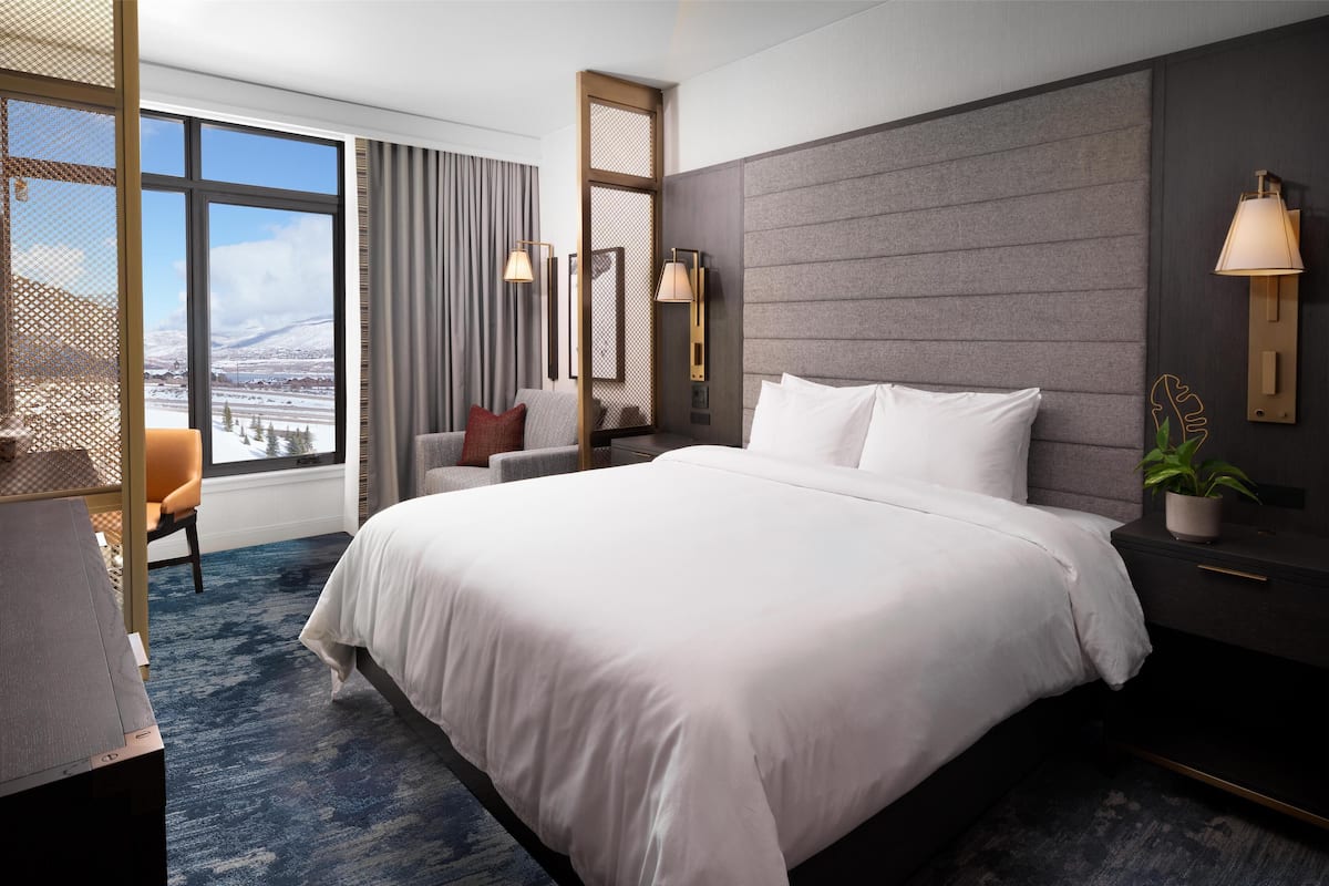 Allergiatestatut vuodevaatteet, tallelokero huoneessa, työpöytä