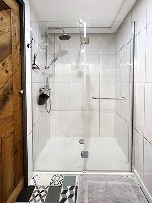 Bruser, hårtørrer, håndklæder, Toiletpapir