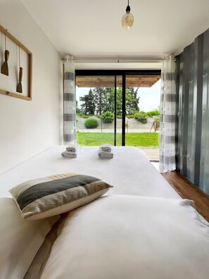 4 bedrooms, travel cot, bed sheets
