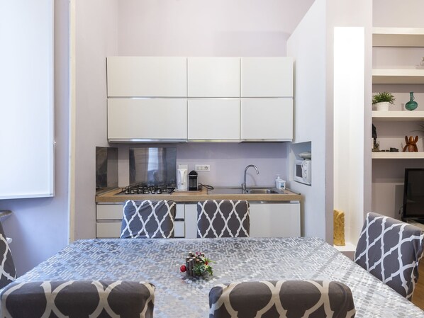 Fridge, cookware/dishes/utensils