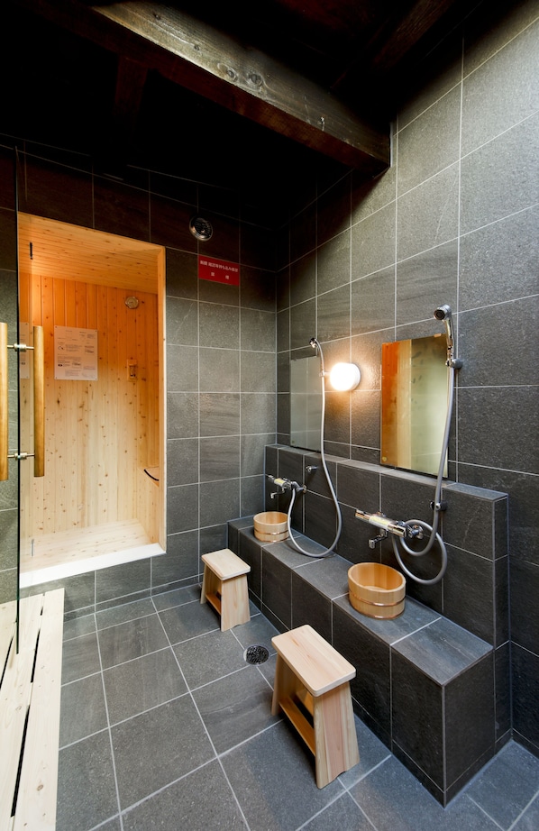 Ensemble douche/baignoire, baignoire relaxante profonde, sèche-cheveux