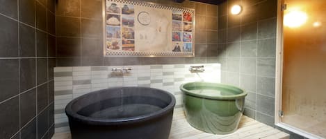 Combined shower/bathtub, deep-soaking bathtub, hair dryer, slippers