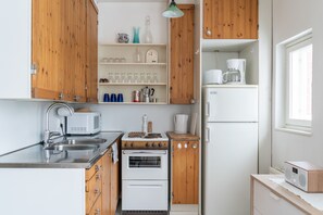 Apartment | Eigene Küche | Großer Kühlschrank, Ofen, Herdplatte, Wasserkocher