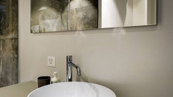 Asciugacapelli, asciugamani, sapone, carta igienica