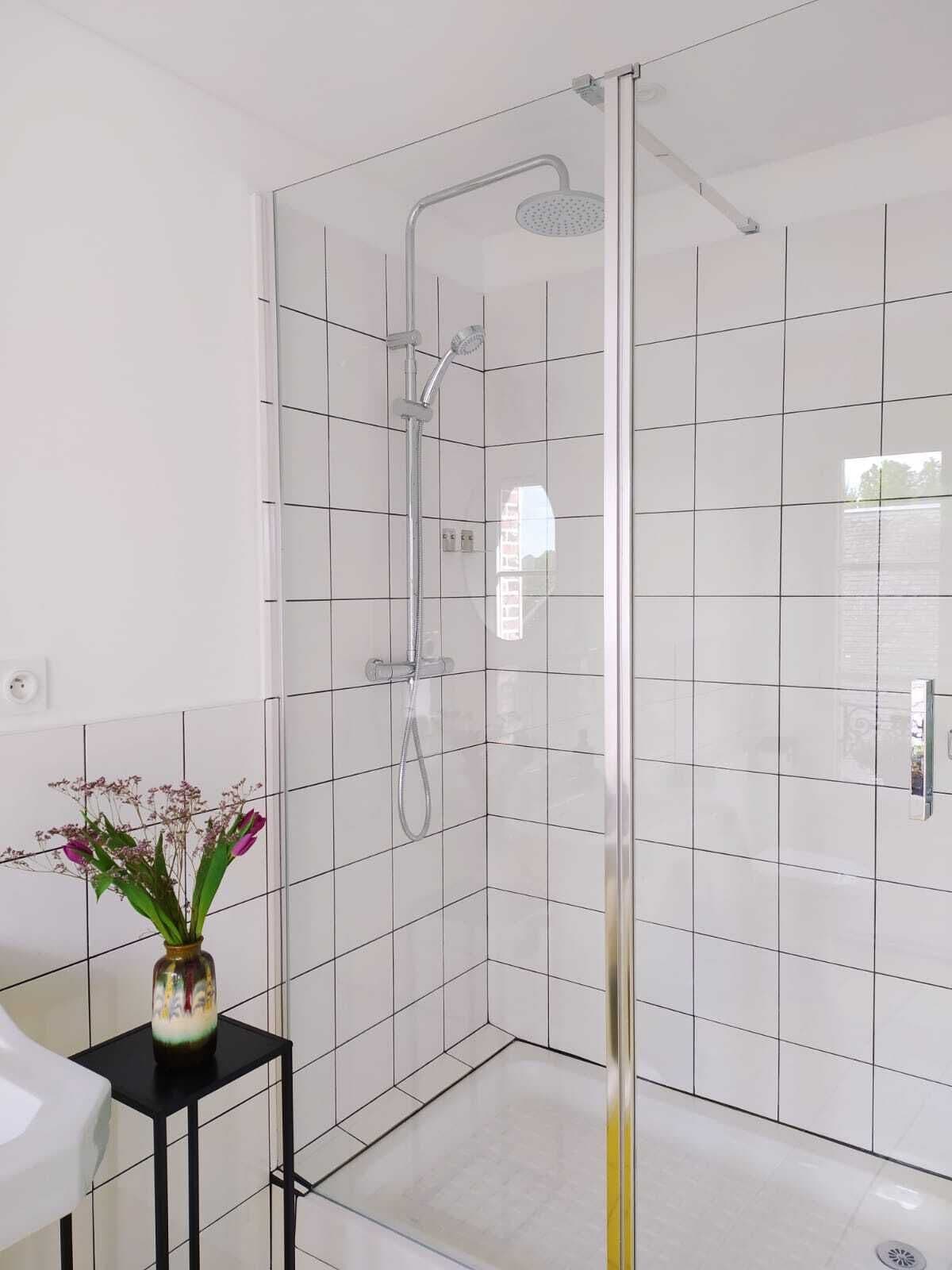 Classic Double Room | Bathroom | Shower, rainfall showerhead, free toiletries, hair dryer
