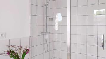 Classic Double Room | Bathroom | Shower, rainfall showerhead, free toiletries, hair dryer