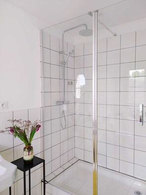 Classic-Doppelzimmer | Badezimmer | Dusche, Regendusche, kostenlose Toilettenartikel, Haartrockner