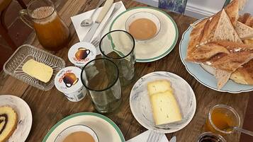 Petit déjeuner complet compris tous les jours