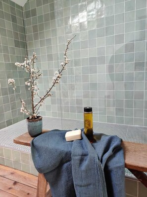 Comfort Double Room | Bathroom | Shower, rainfall showerhead, free toiletries, hair dryer - maison seize (Perche-en-Noce)