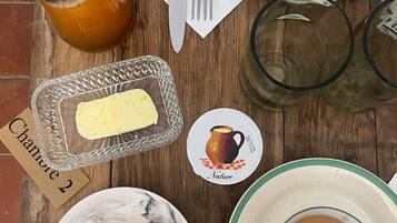 Café da manhã completo grátis todos os dias