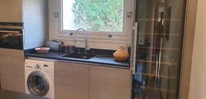 Kühlschrank, Mikrowelle, Ofen, Herdplatte