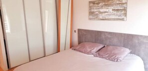 2 bedrooms, iron/ironing board, free WiFi, bed sheets