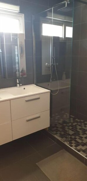 Sèche-cheveux, serviettes fournies, papier toilette