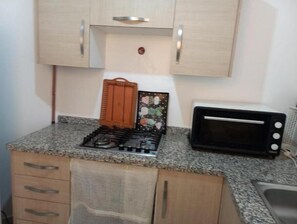 Refrigerador, horno, parrilla de estufa y tetera eléctrica 